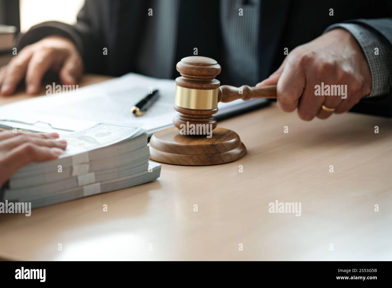 Avvocato Auction bid vendita sentenza mazzuolo con il giudice. Banditore abbattendo la vendita Foto Stock