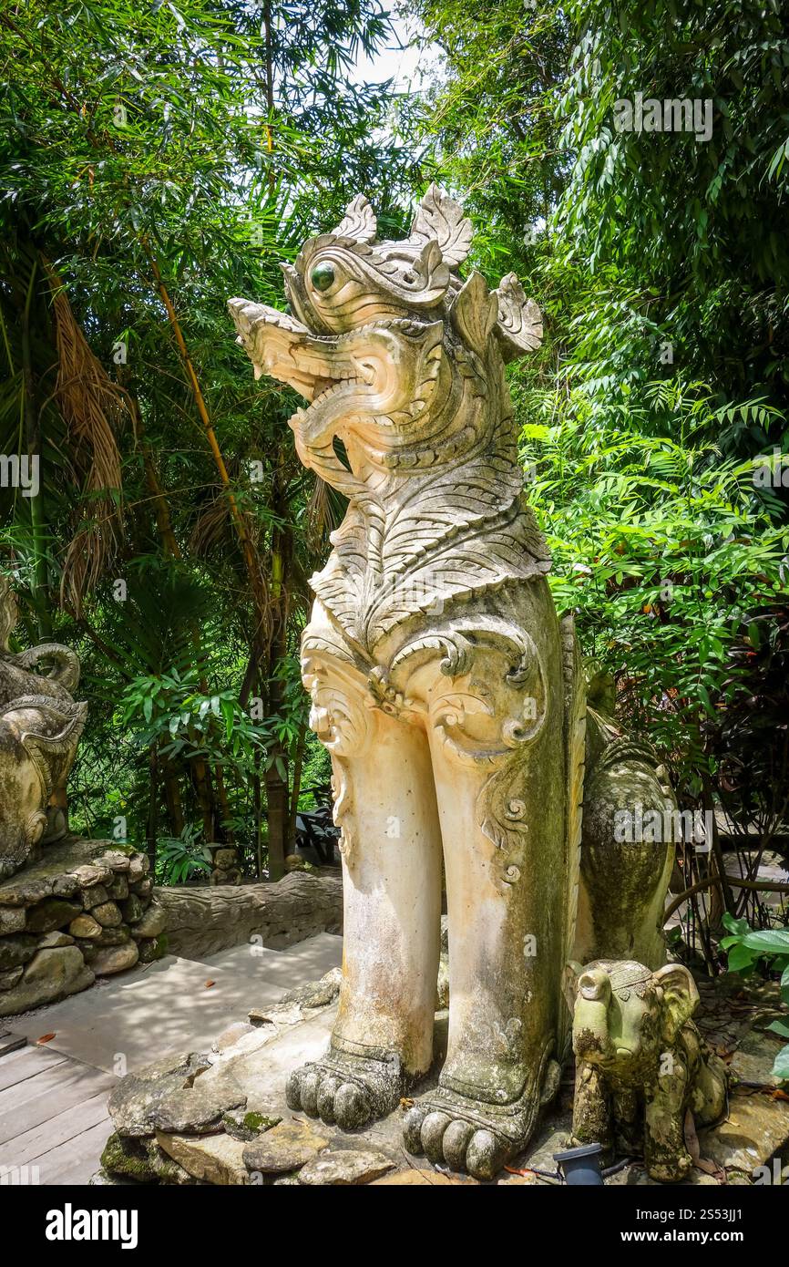 Statua del drago tempio Wat Palad, Chiang mai, Thailandia. Statua bianca nel tempio di Wat Palad, Chiang mai, Thailandia Foto Stock