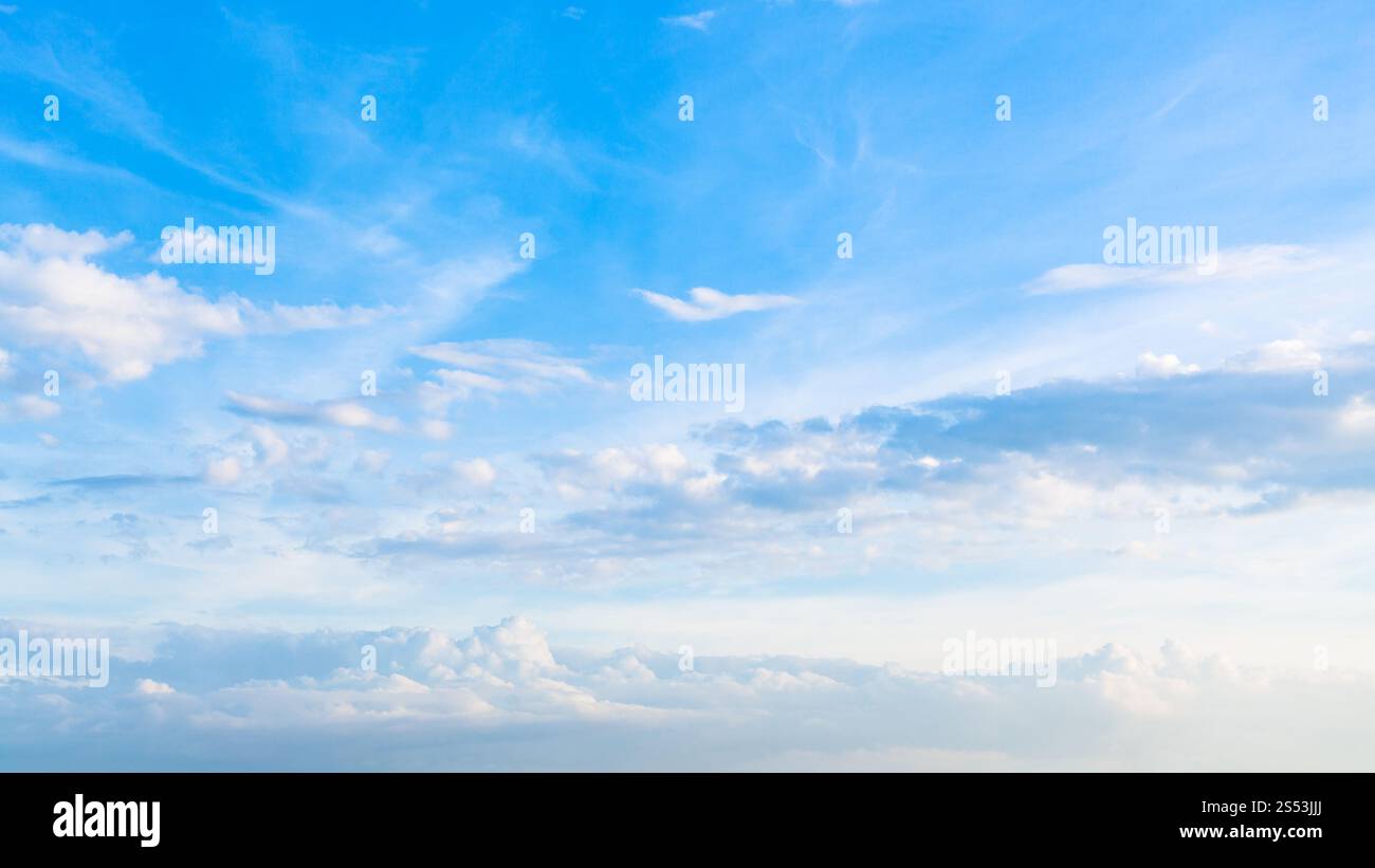 Vista panoramica del cielo blu con nuvole bianche nella soleggiata estate nel pomeriggio giorno Foto Stock