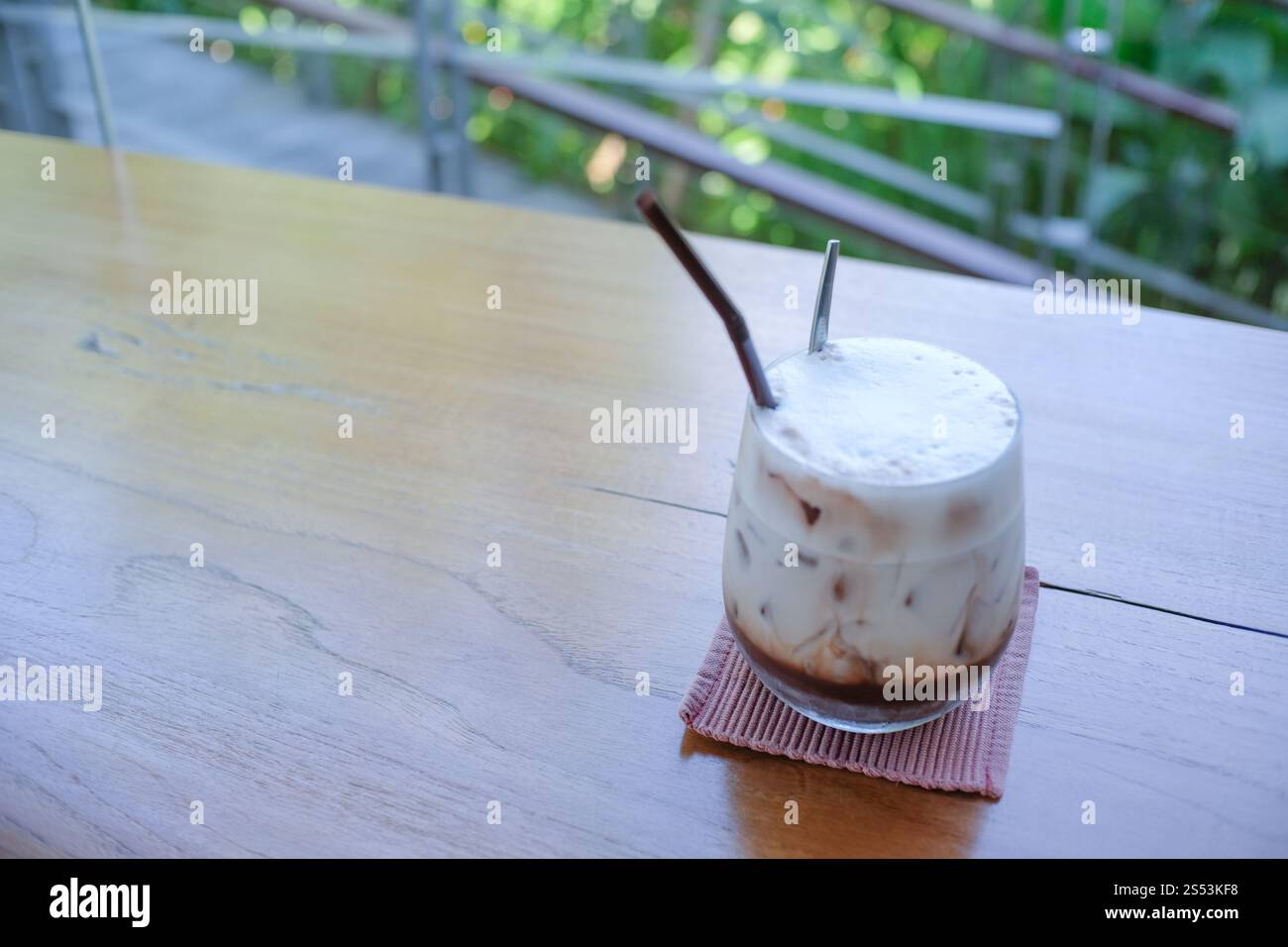 Il caffè sul tavolo in legno Foto Stock