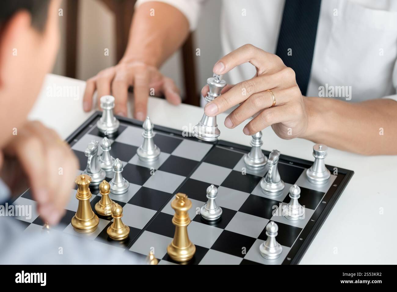 Imprenditore giocare con il gioco di scacchi. successo il concetto di gestione della strategia aziendale e sfida tattica Foto Stock