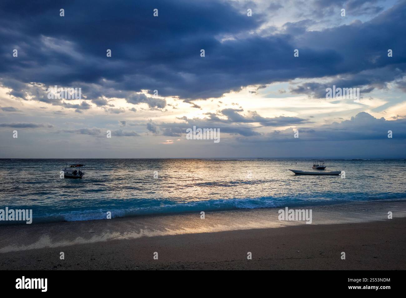 Spiaggia al tramonto sull'isola di Nusa Lembongan, Bali, Indonesia. Spiaggia al tramonto, isola di Nusa Lembongan, Bali, Indonesia Foto Stock