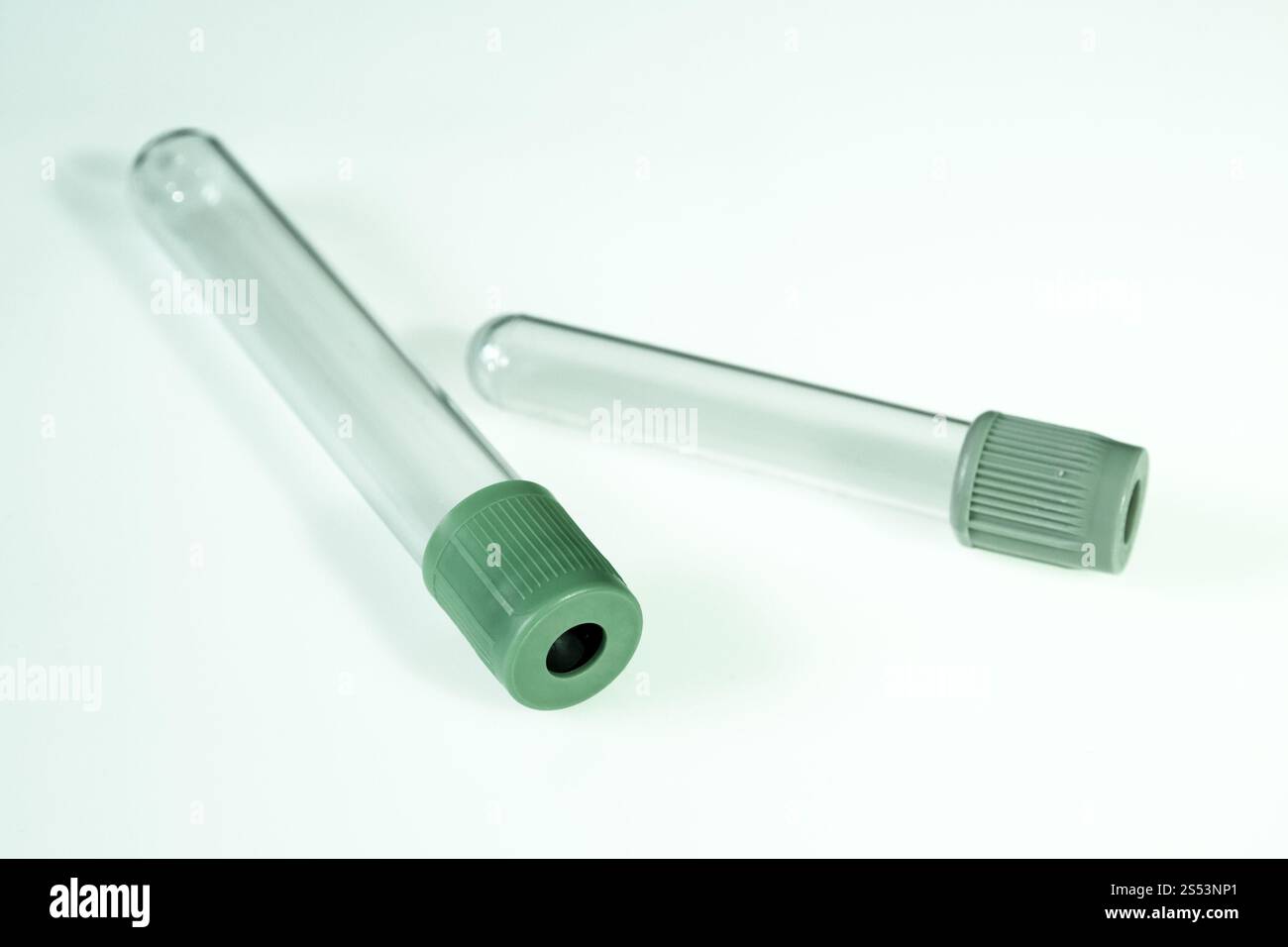 Due provette per analisi del sangue vuote isolate su sfondo bianco. Provette per analisi del sangue vuote Foto Stock