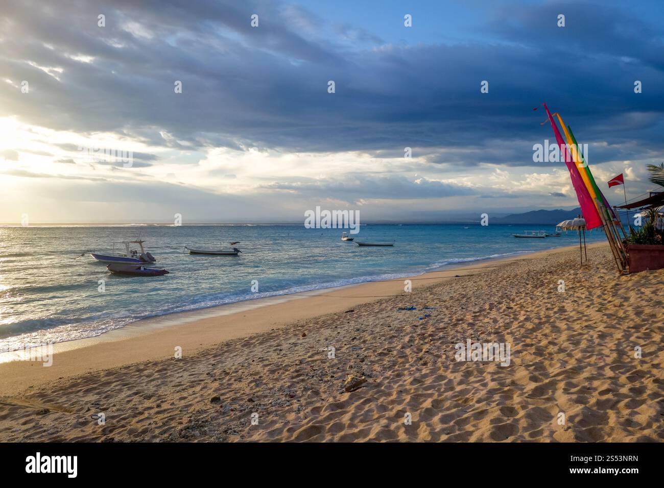 Spiaggia al tramonto sull'isola di Nusa Lembongan, Bali, Indonesia. Spiaggia al tramonto, isola di Nusa Lembongan, Bali, Indonesia Foto Stock