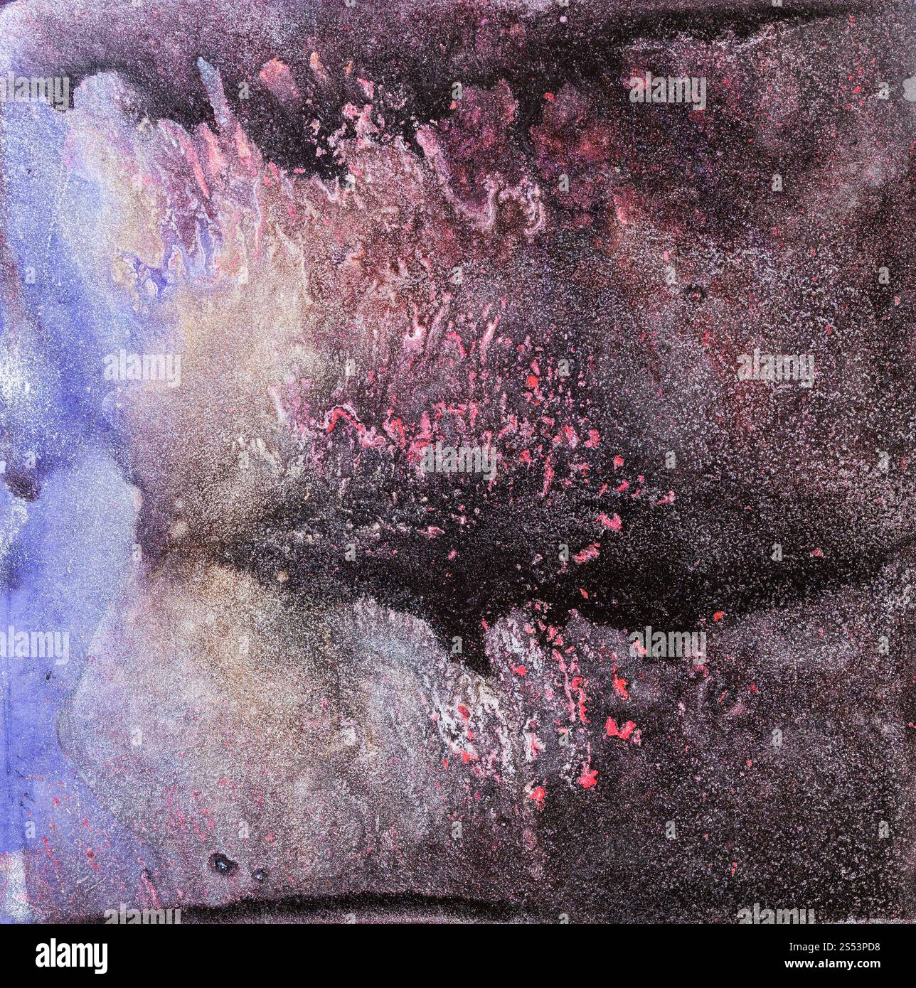 Una pittura astratta dipinte a mano il fluido in flusso acrilico tecnica in argento, rosa, vernici nere su cartone Foto Stock