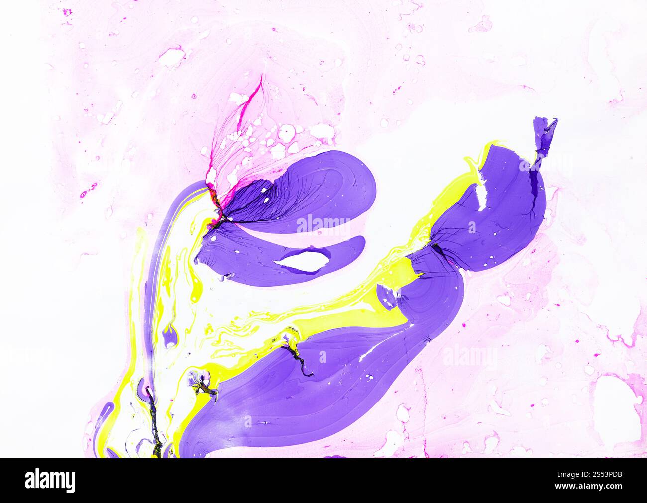 disegno astratto dipinto a mano con tecnica di verniciatura a flusso acrilico fluido con vernici gialle e violette su fondo di carta testurizzata bianco e rosa Foto Stock