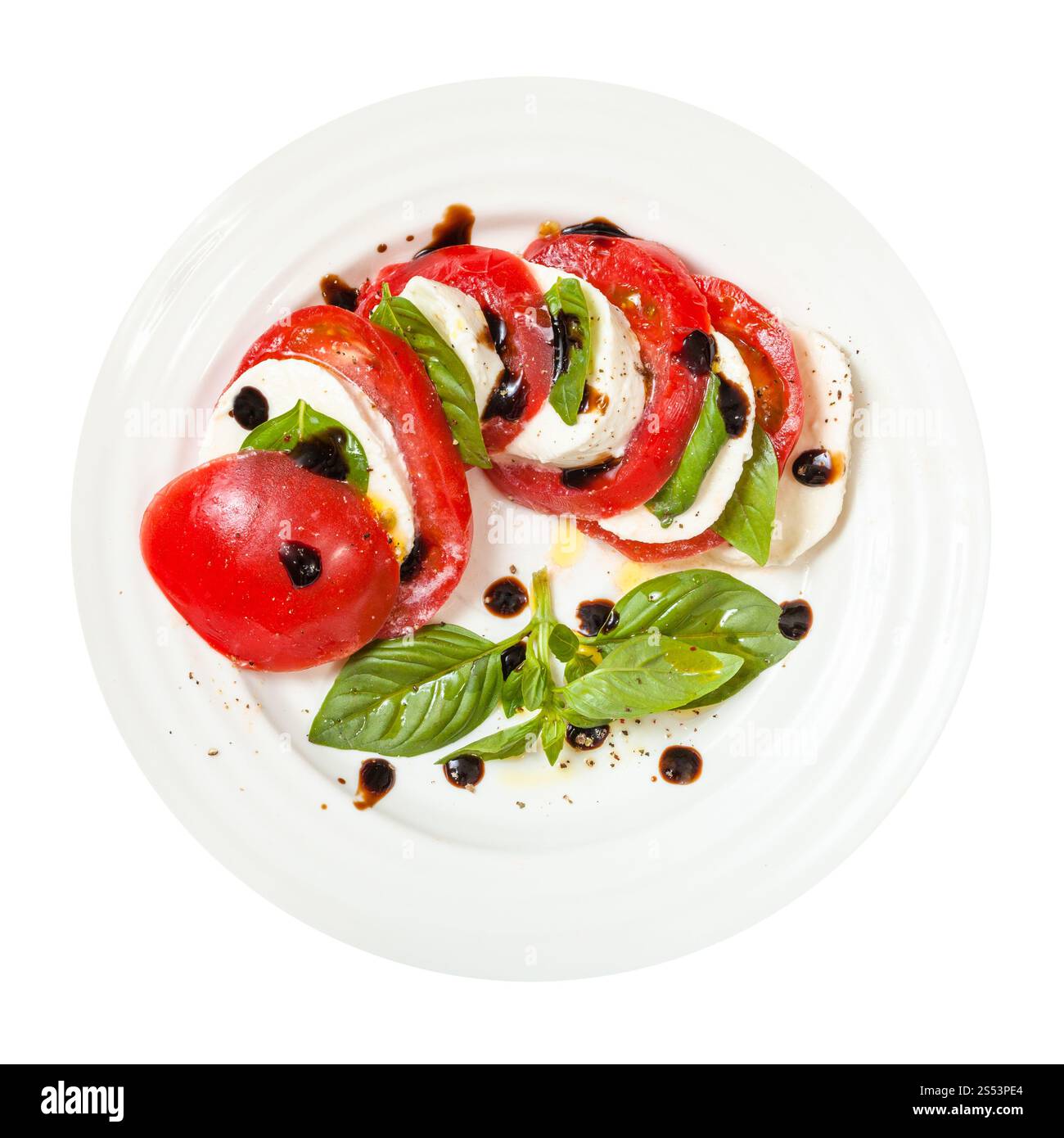 insalata caprese della cucina italiana - vista dall'alto della mozzarella affettata e del pomodoro con foglie di basilico condite con olio d'oliva e. Foto Stock