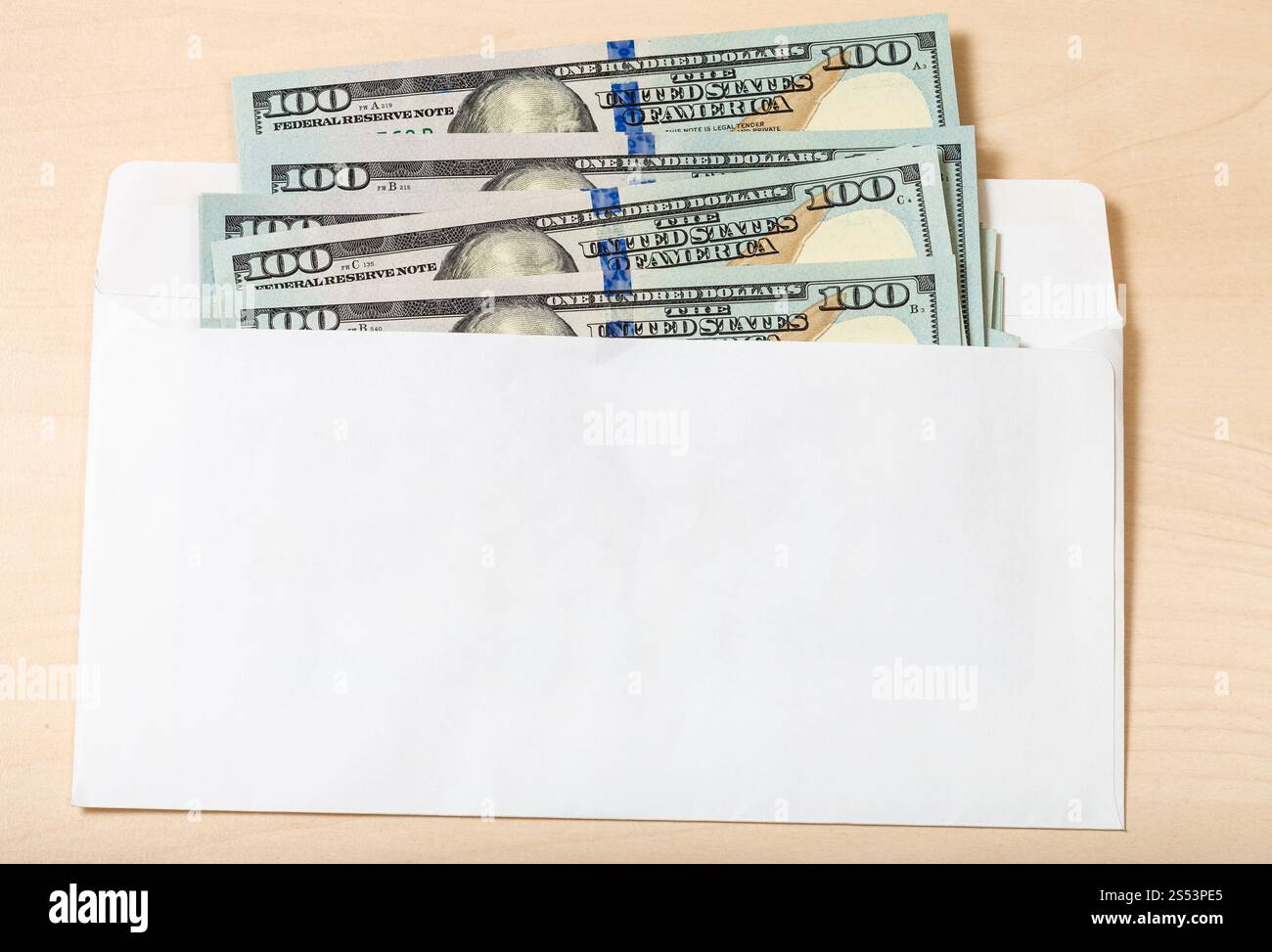 Molti Stati Uniti un centinaio di dollari le fatture in open mail busta sul tavolo di legno Foto Stock