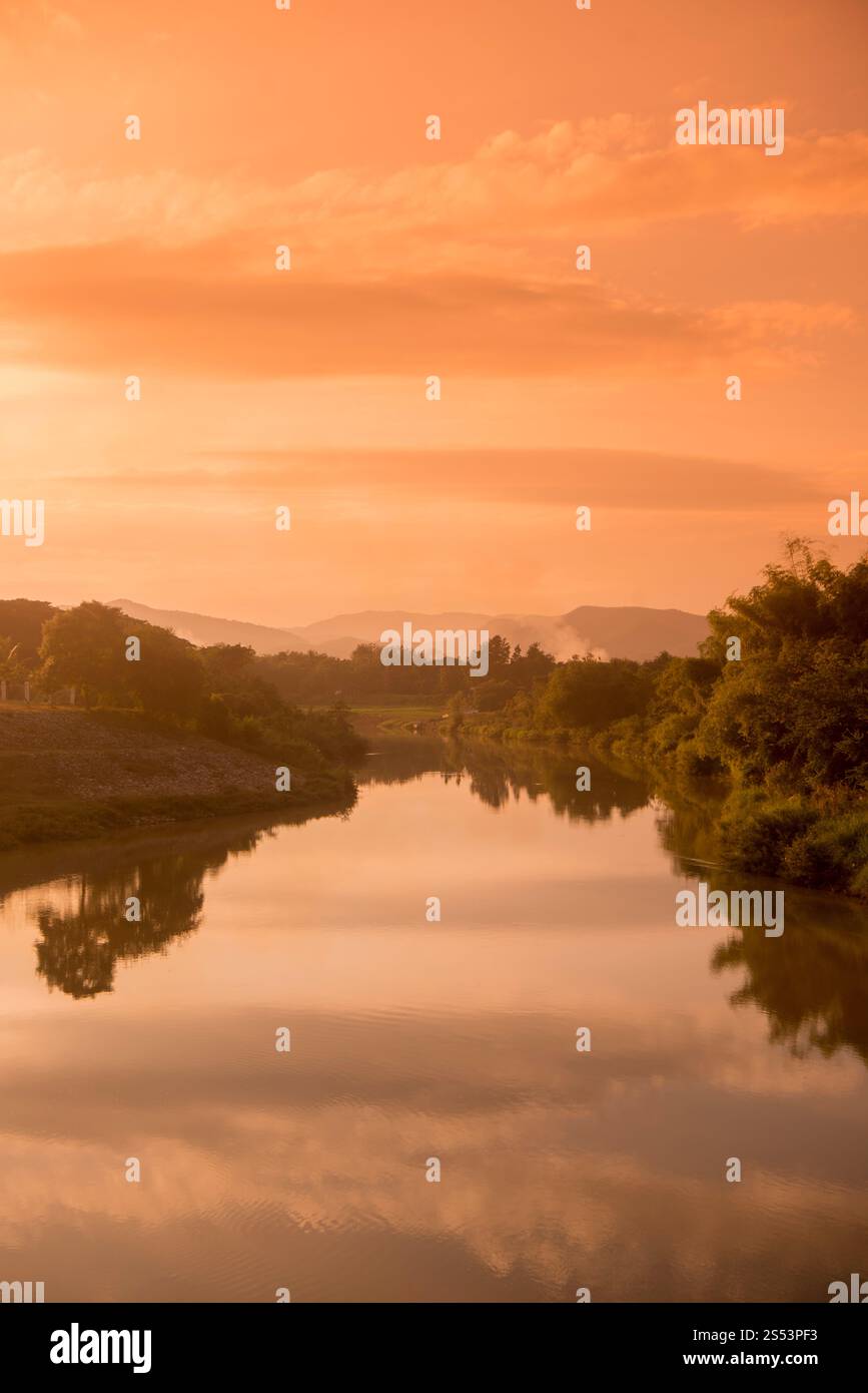 Il fiume Mae Yom in serata nella città vecchia, il centro della città di Phrae nel nord della Thailandia. Thailandia, Phrae novembre 2018. THAILANDIA PHRAE Foto Stock