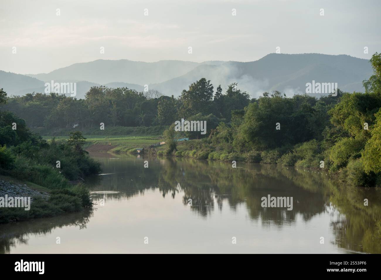Il fiume Mae Yom in serata nella città vecchia, il centro della città di Phrae nel nord della Thailandia. Thailandia, Phrae novembre 2018. THAILANDIA PHRAE Foto Stock