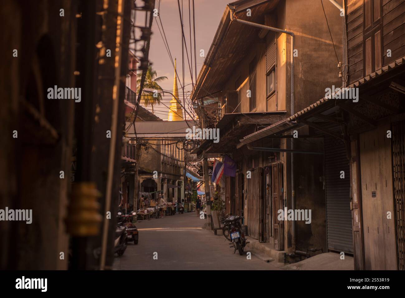 La città vecchia sul lungomare di Chanthaboon sul fiume Mae Nam Chanthaburi nella città vecchia di Chanthaburi nel nord della Thailandia. Foto Stock
