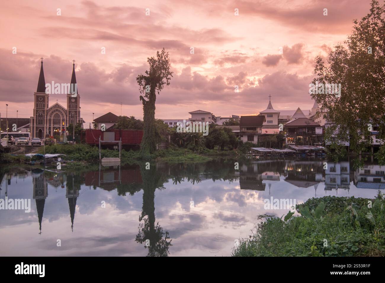 La chiesa di Maria sul fiume Mae Nam Chanthaburi nella città vecchia di Chanthaburi nel nord della Thailandia. Thailand, Chanthaburi, novembre, Foto Stock