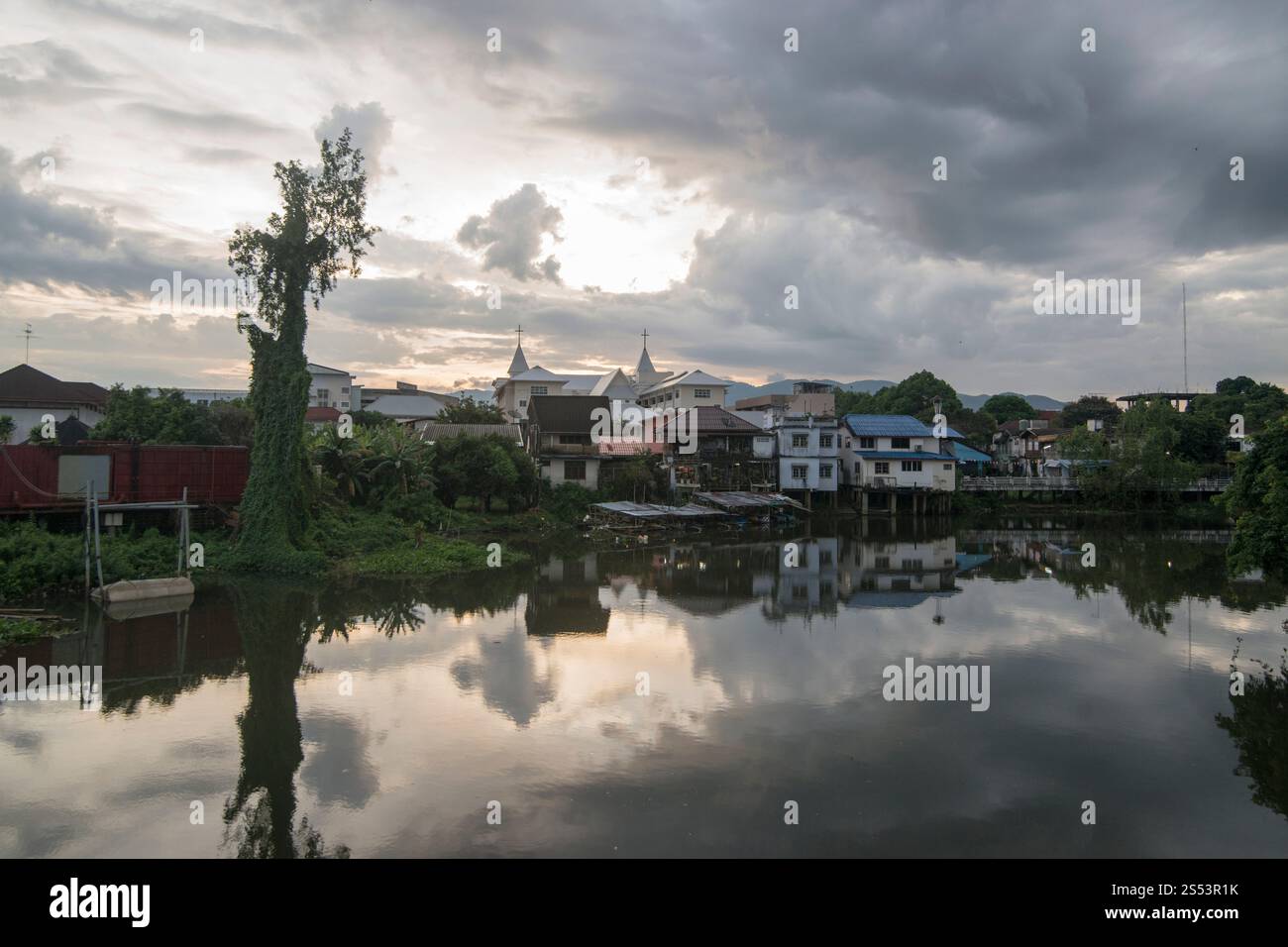 Il fiume Mae Nam Chanthaburi nella città vecchia di Chanthaburi nel nord della Thailandia. Thailand, Chanthaburi, novembre 2018. THAILANDIA Foto Stock