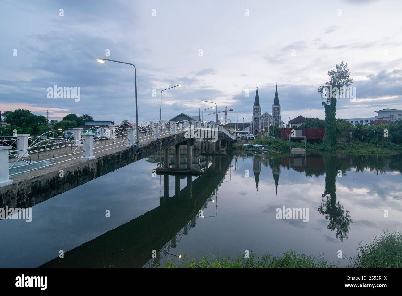 La chiesa di Maria sul fiume Mae Nam Chanthaburi nella città vecchia di Chanthaburi nel nord della Thailandia. Thailand, Chanthaburi, novembre, Foto Stock