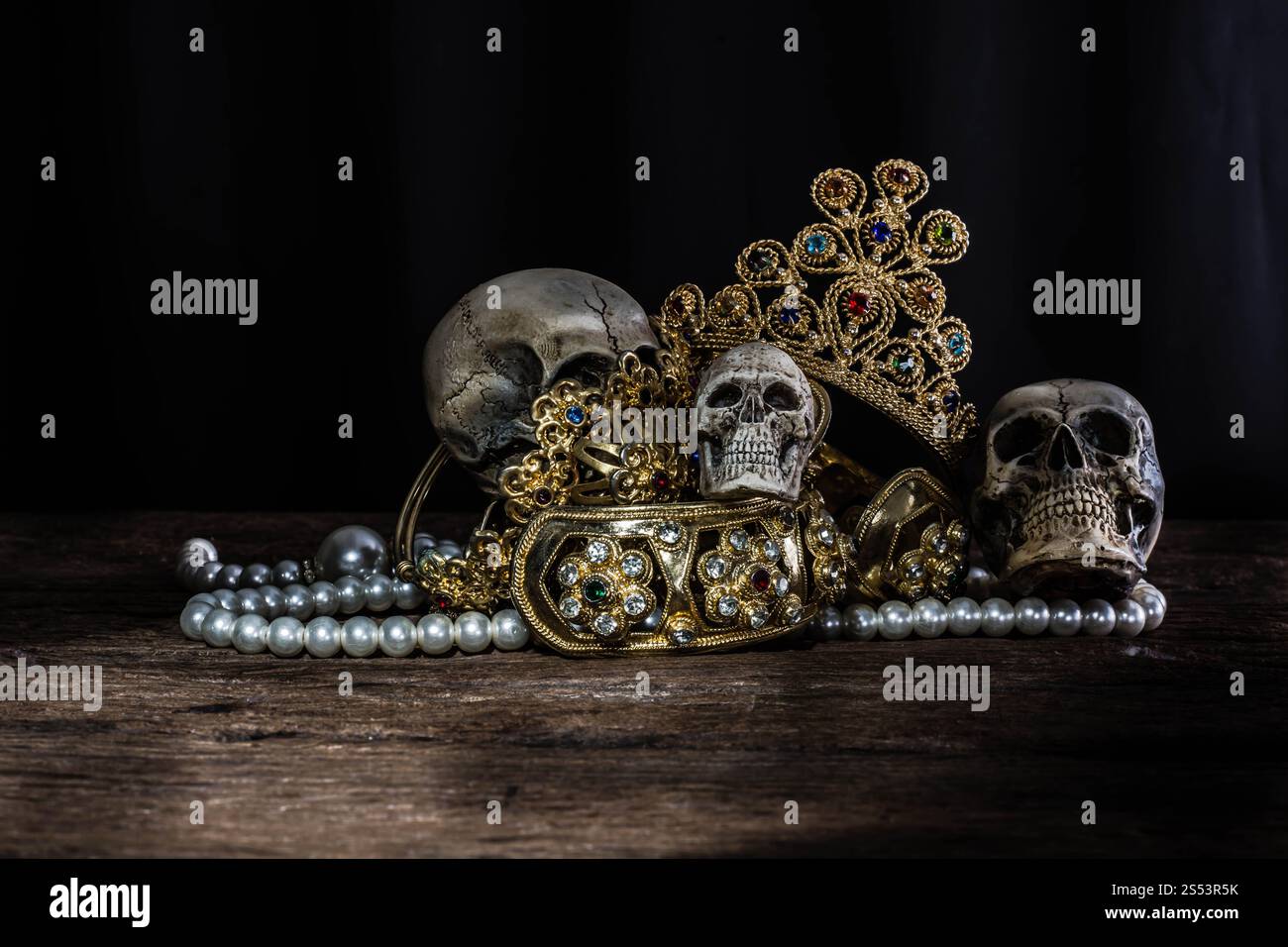 Still Life cranio con gioielli Treasure Gold, concetto pirata. Foto Stock