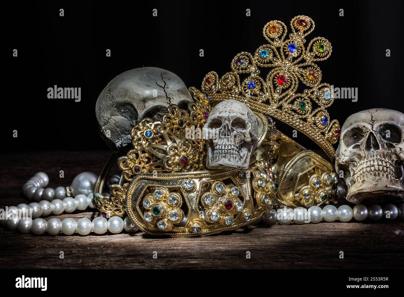 Still Life cranio con gioielli Treasure Gold, concetto pirata. Foto Stock