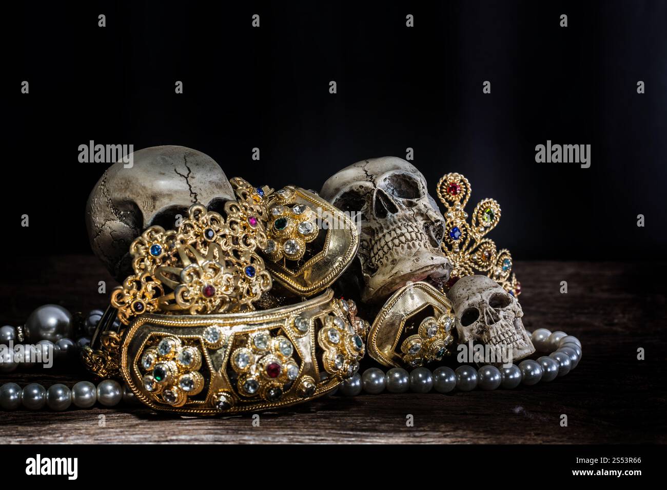 Still Life cranio con gioielli Treasure Gold, concetto pirata. Foto Stock