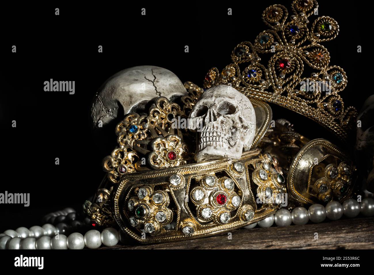 Still Life cranio con gioielli Treasure Gold, concetto pirata. Foto Stock