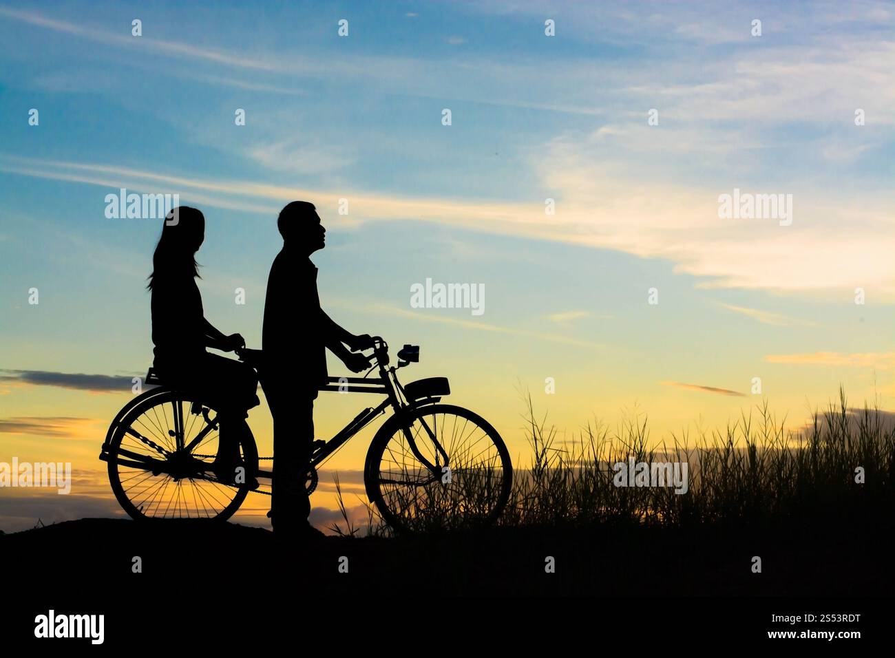 silhouette di coppia in moto happy time tramonto Foto Stock silhouette di coppia in moto happy time tramonto Foto Stock