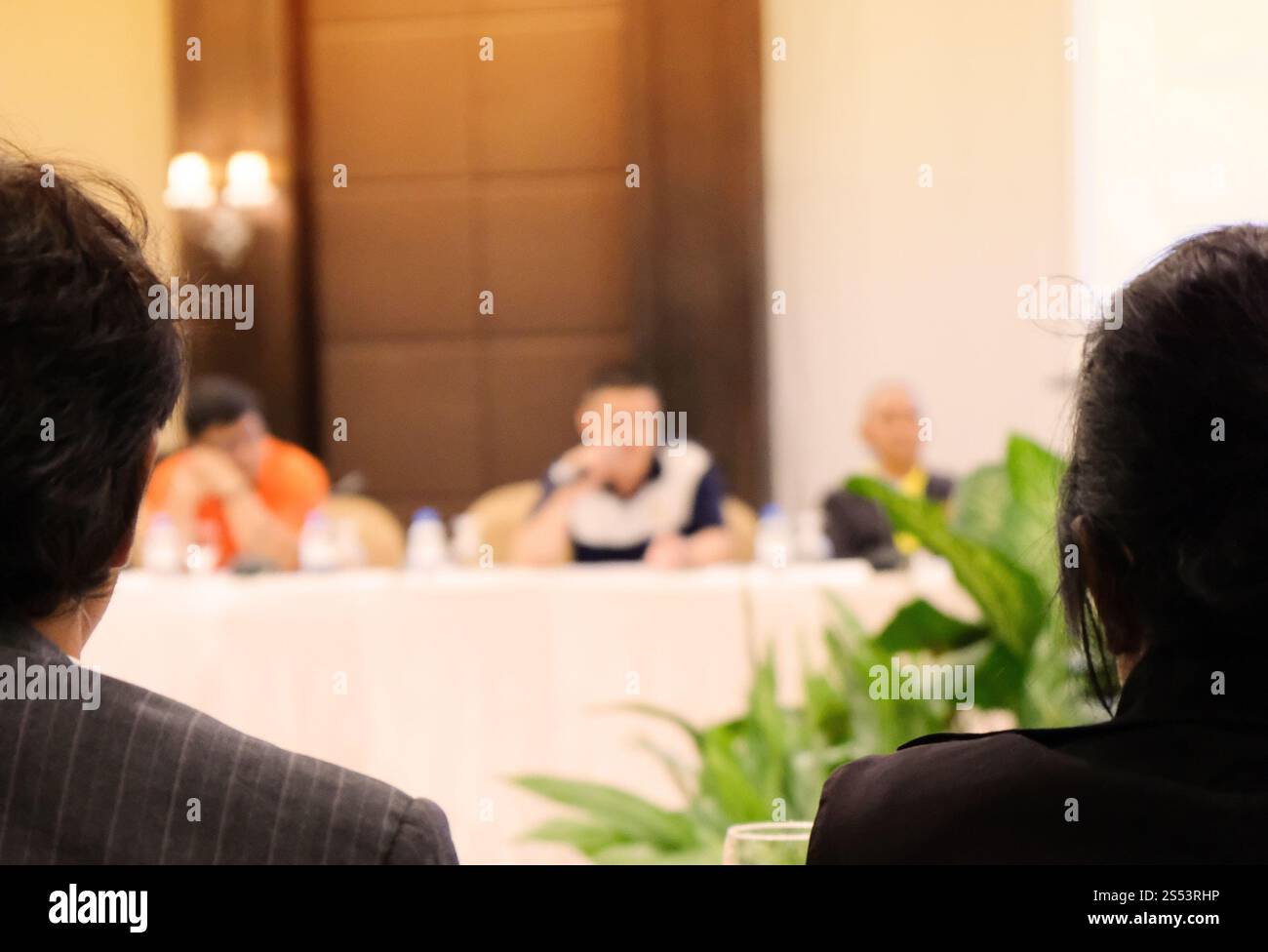 Relatore che parla nella sala conferenze in occasione di un evento aziendale Foto Stock