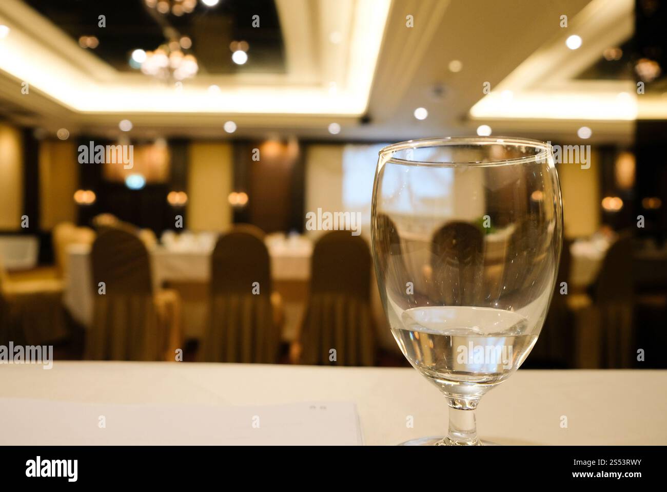 Relatore che parla nella sala conferenze in occasione di un evento aziendale Foto Stock