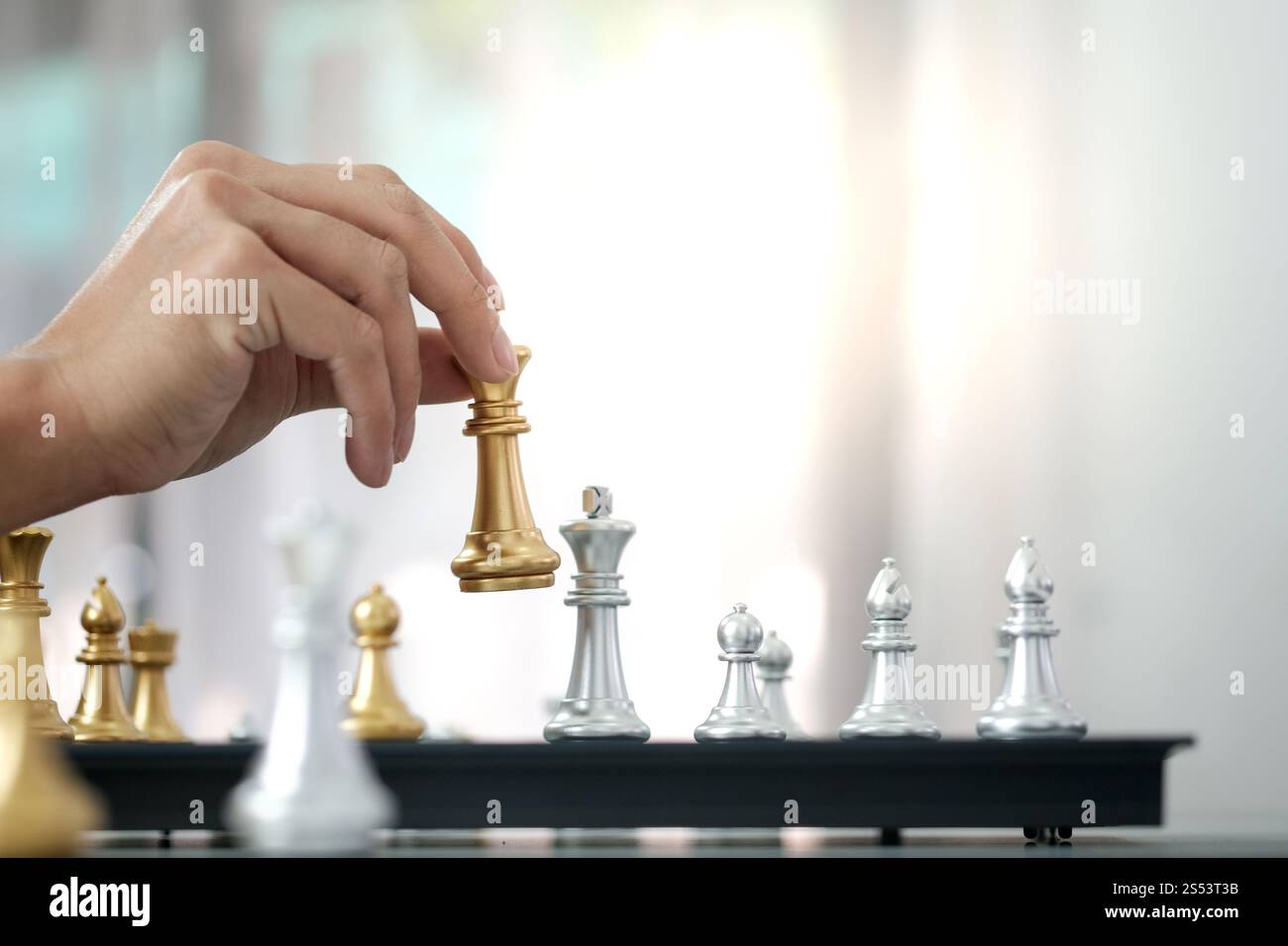 Imprenditore giocare con il gioco di scacchi. successo il concetto di gestione della strategia aziendale e sfida tattica Foto Stock