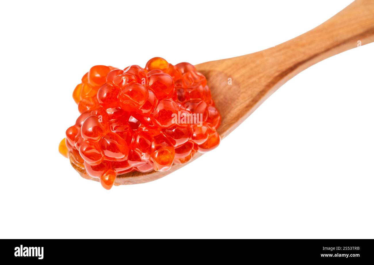 Al di sopra di vista del piccolo cucchiaio di legno salate con il russo caviale rosso di salmone rosso pesce isolato su sfondo bianco Foto Stock
