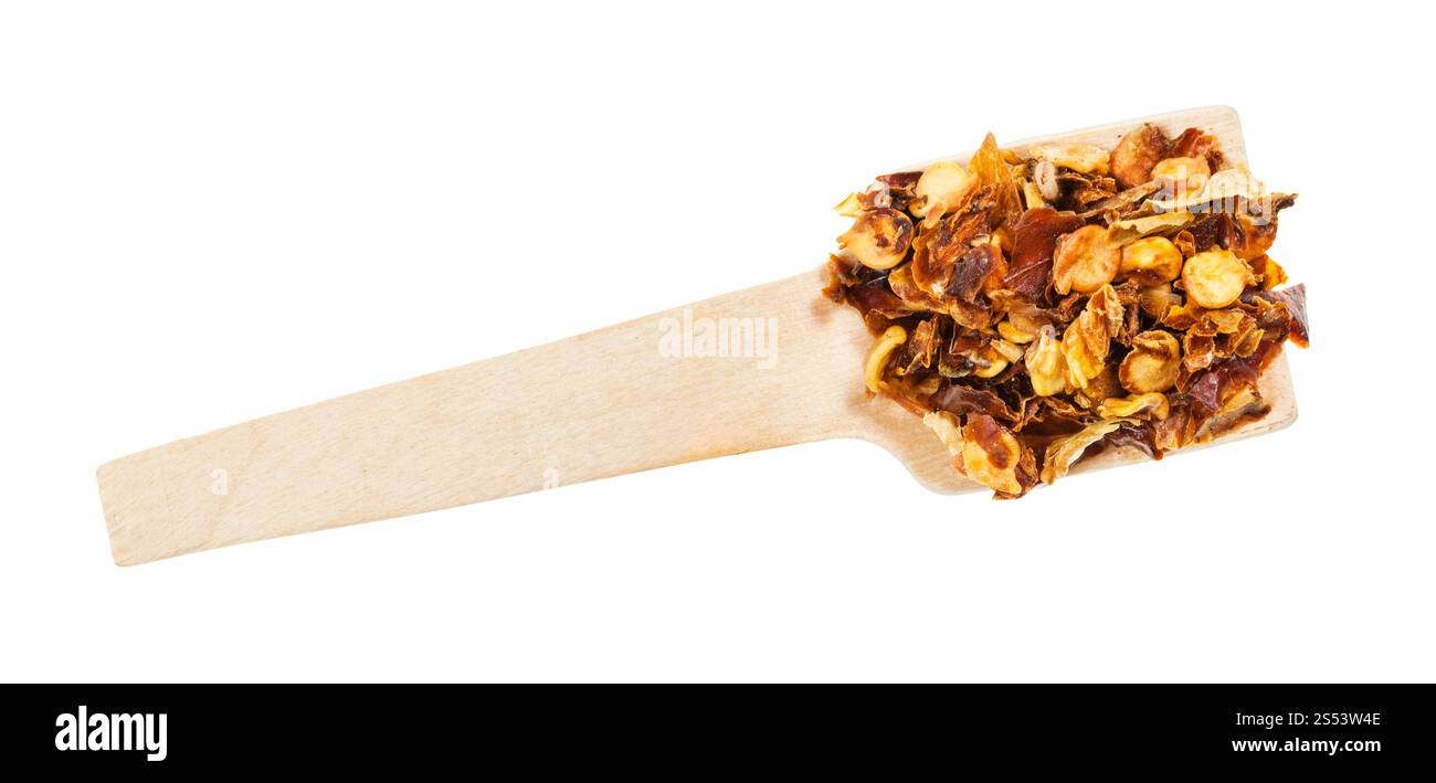 Vista superiore della porzione di essiccato e tagliato habanero (cofano pepe) isolati su sfondo bianco Foto Stock