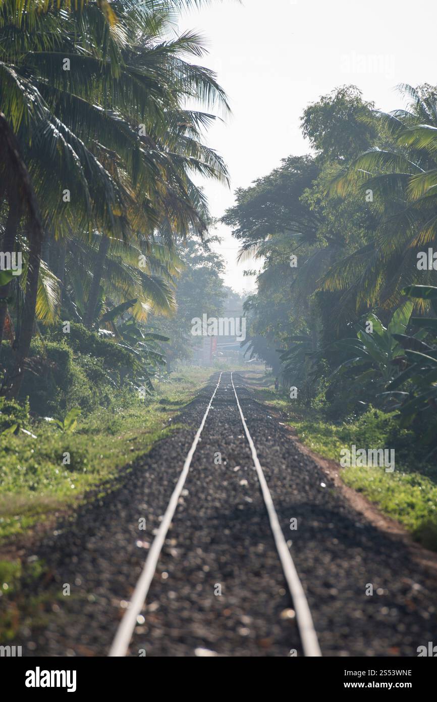 La linea ferroviaria vicino al centro della città di Battambang in Cambogia. Cambogia, Battambang, novembre 2018. FERROVIA CAMBODIA BATTAMBANG Foto Stock
