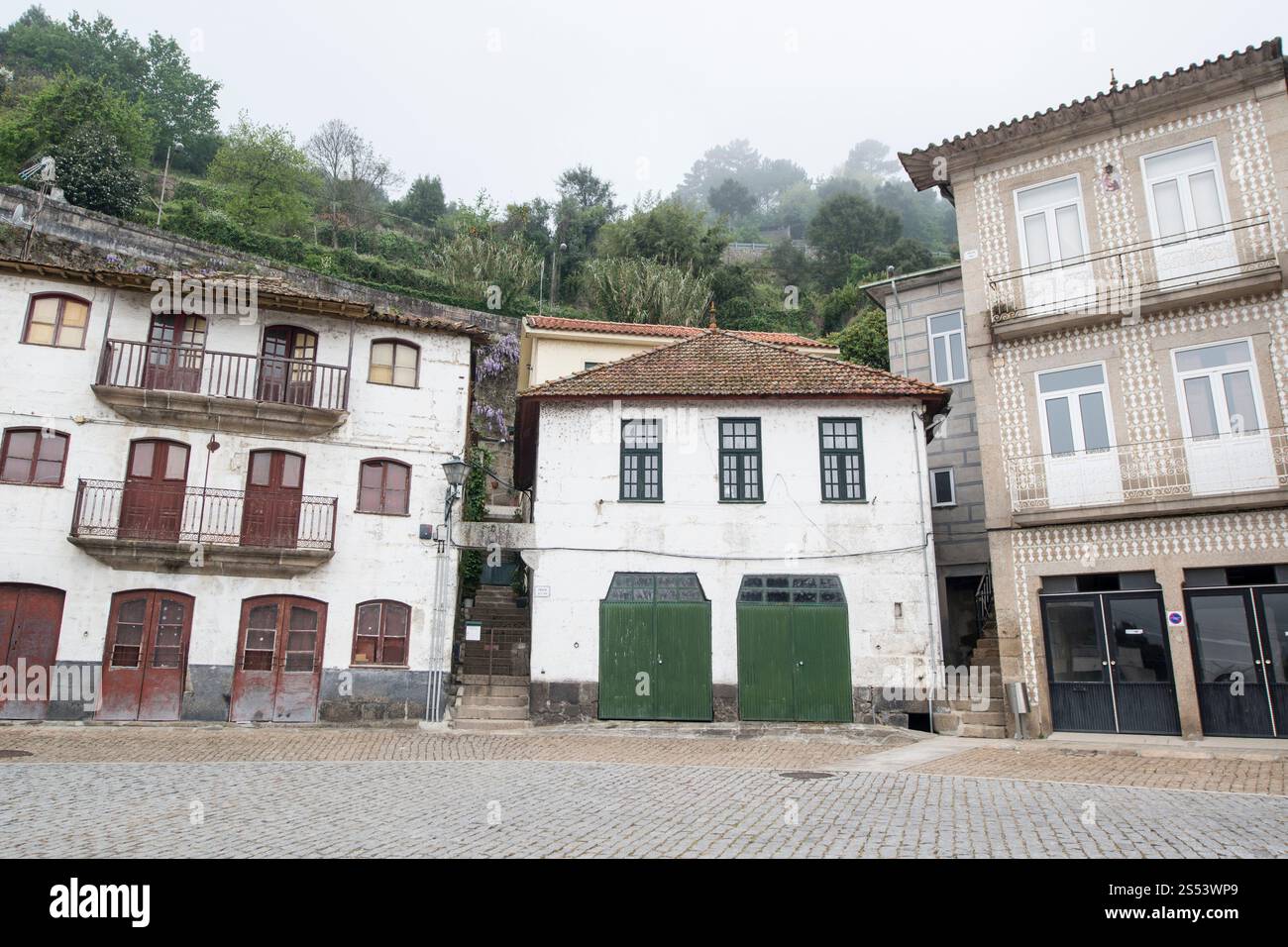 La città vecchia di Entre os Rios sul fiume Douro, a est di Porto in Portogallo in Europa. Portogallo, Regua, aprile 2019. EUROPA PORTOGALLO DOURO ENTRE OS Foto Stock
