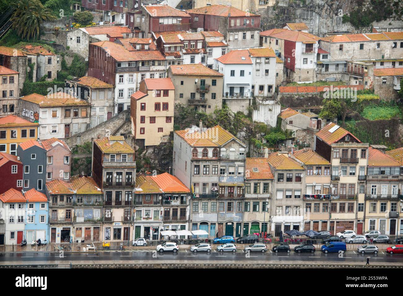 La città vecchia sotto la pioggia sul fiume Douro a Ribeira nel centro di Porto a Porugal in Europa. Portogallo, Porto, aprile 2019. EUROPA Foto Stock