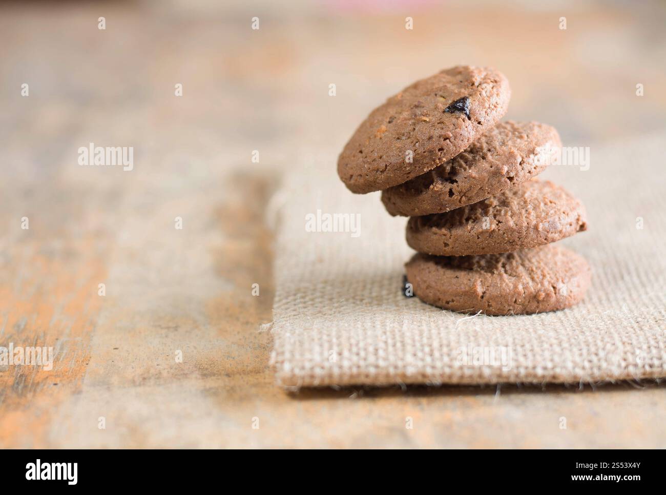 Biscotti al cioccolato su tessuto di lino Foto Stock