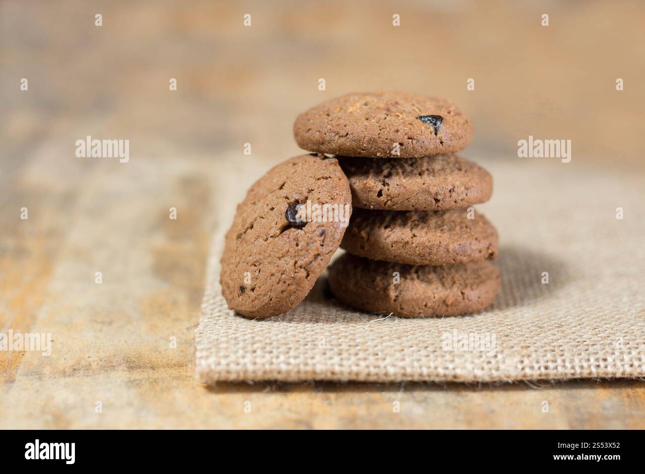 Biscotti al cioccolato su tessuto di lino Foto Stock