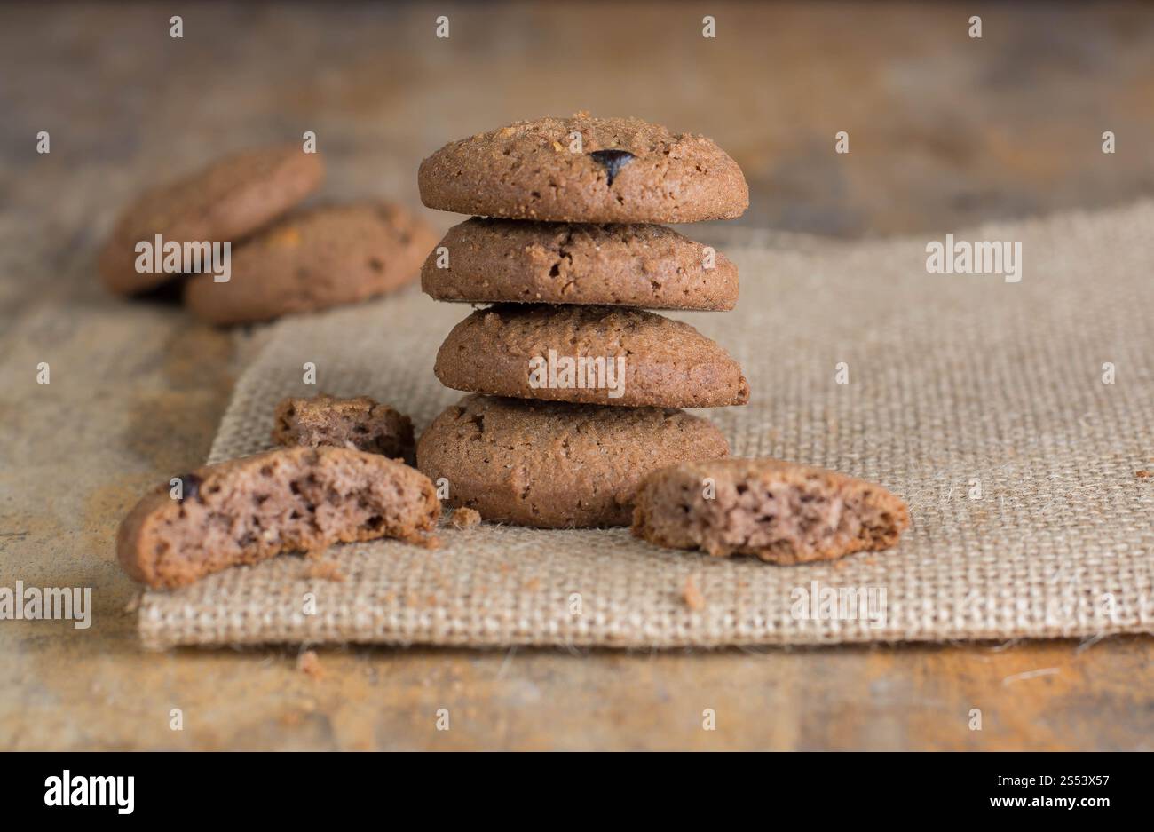 Biscotti al cioccolato su tessuto di lino Foto Stock