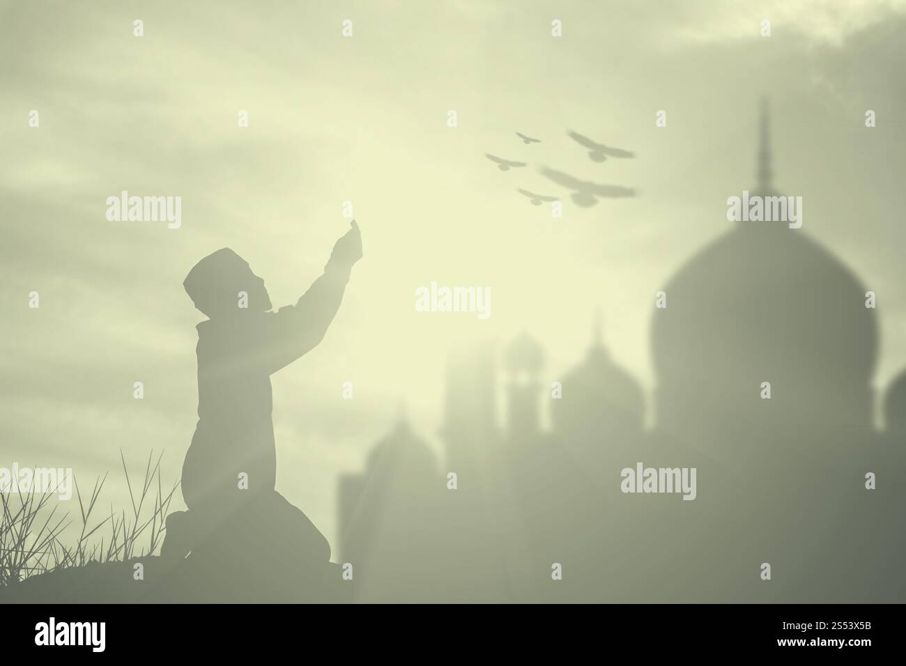 Silhouette ragazzo musulmano che prega la fede in allah Dio dell'islam supremely. Foto Stock