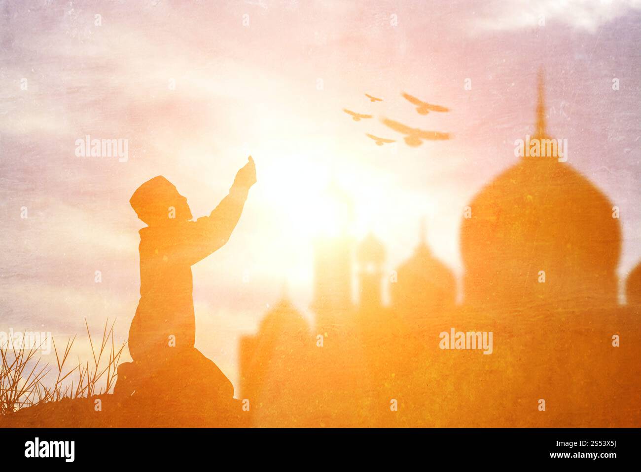 Silhouette ragazzo musulmano che prega la fede in allah Dio dell'islam supremely. Foto Stock