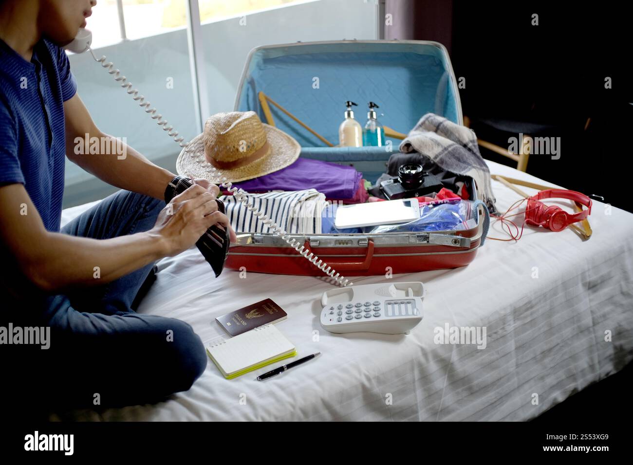 Uomo che prepara la lista per pianificare il viaggio, preparare le vacanze Foto Stock