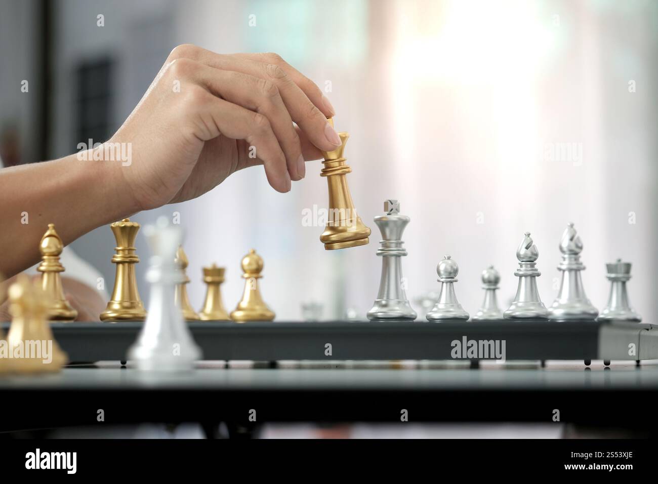 Imprenditore giocare con il gioco di scacchi. successo il concetto di gestione della strategia aziendale e sfida tattica Foto Stock