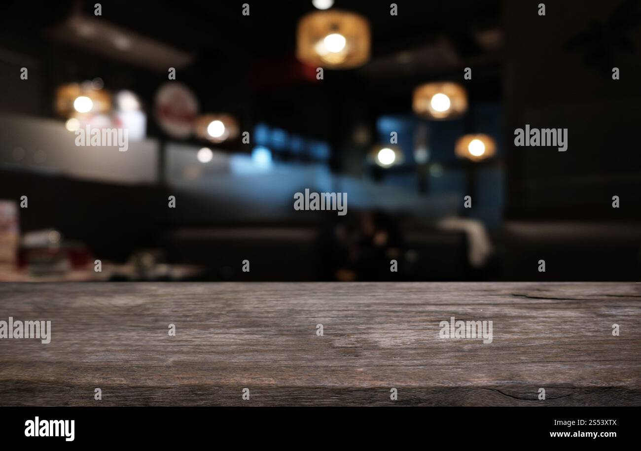 Piano tavolo in legno in Blur interno stanza di sfondo con spazio vuoto per la copia Foto Stock