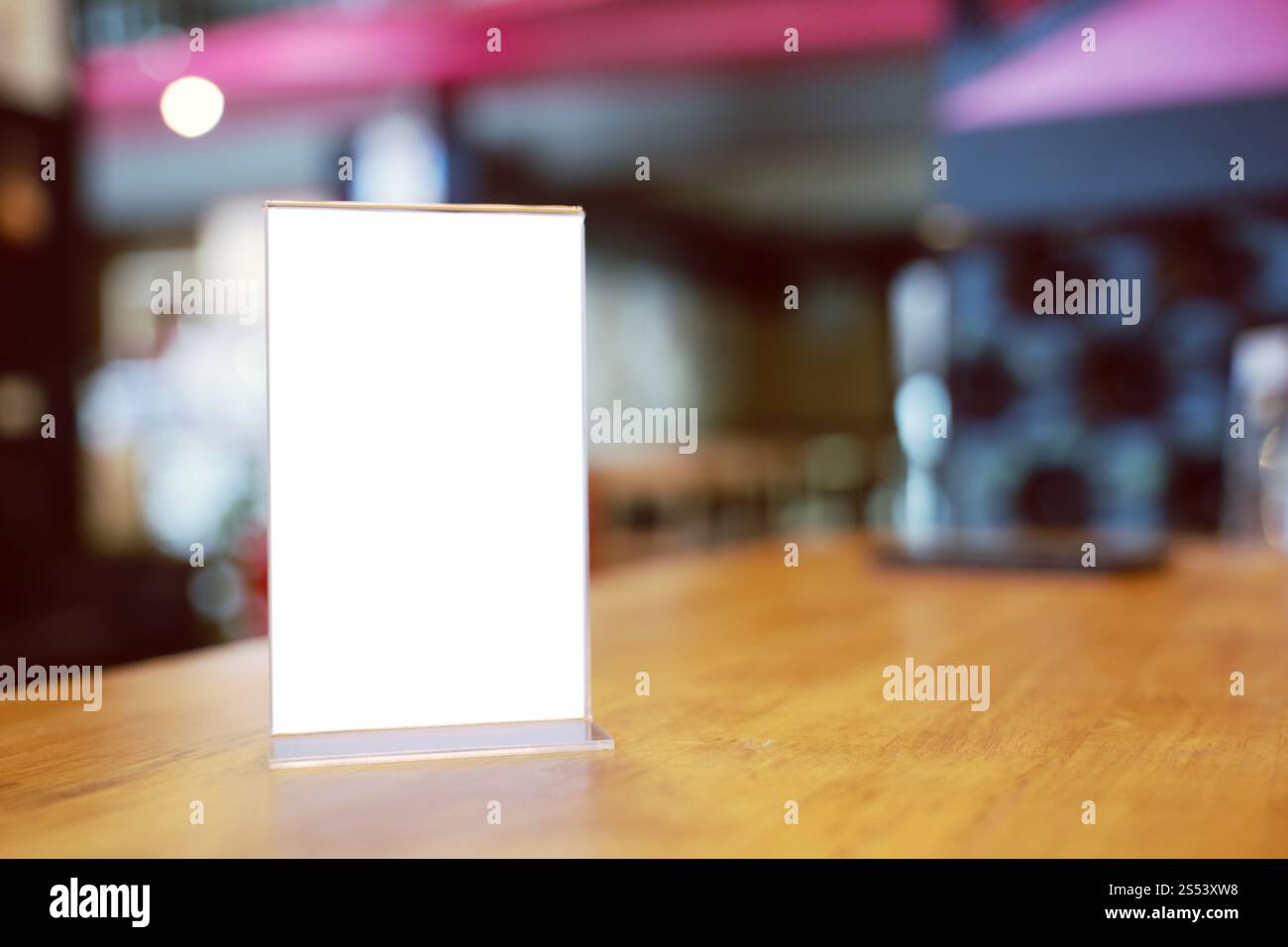 Mock up Menu frame in piedi sulla tavola di legno nel bar ristorante cafe. spazio per il testo. Foto Stock