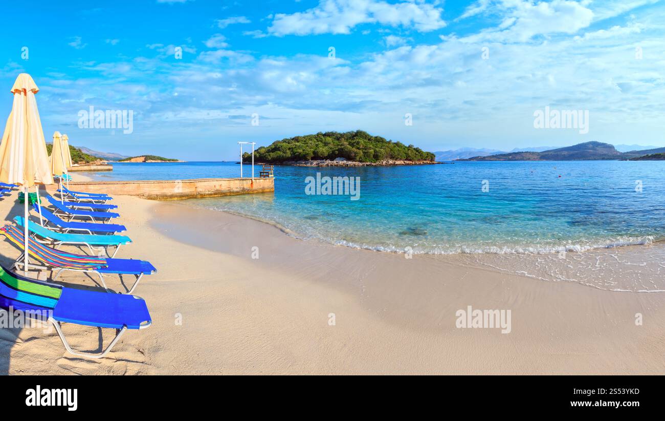 Mattinata estiva sabbiosa spiaggia Ksamil (Albania). Due colpi stitch panorama. Foto Stock