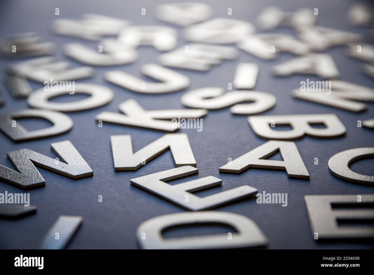 Foto di primo piano con lettere pila pila di lettere piene miste. Concetto di formazione. Foto di primo piano con lettere miste Foto Stock
