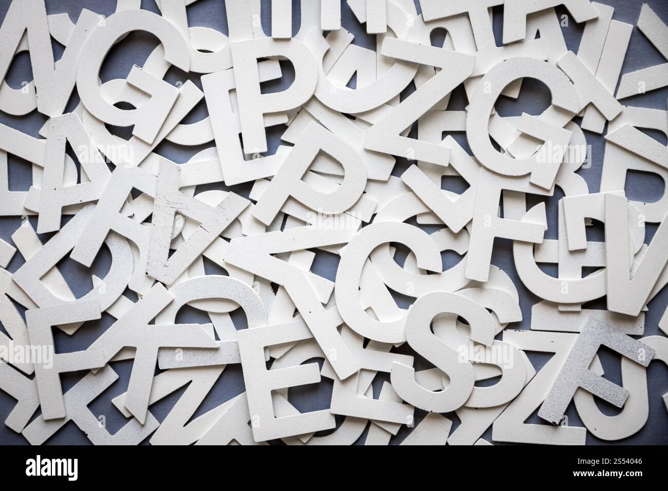 Foto vista dall'alto con lettere pila pila pila di lettere pila Concetto di formazione. Foto vista dall'alto pile di lettere miste Foto Stock