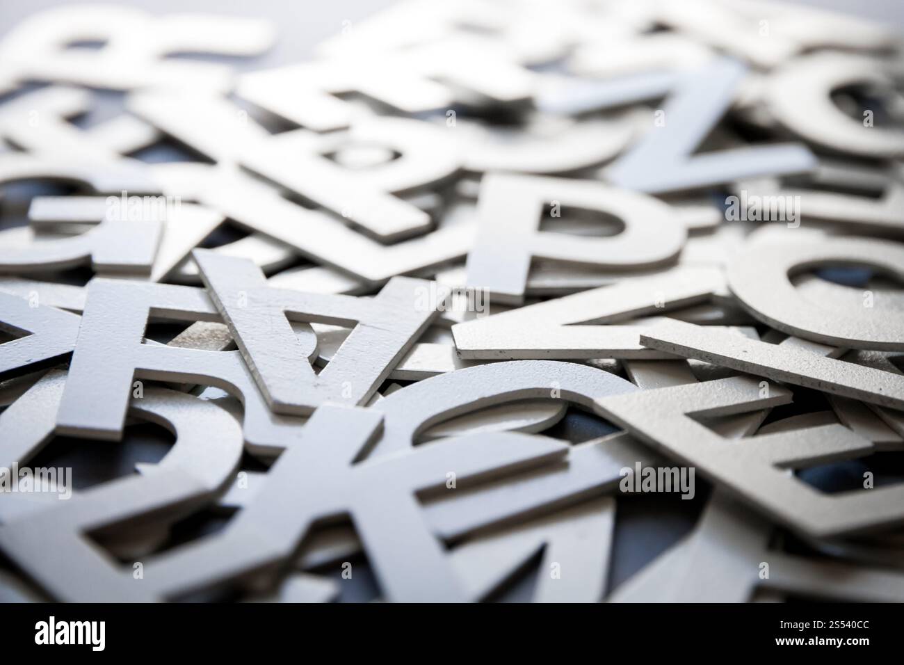 Foto di primo piano con lettere pila pila di lettere piene miste. Concetto di formazione. Foto di primo piano con lettere miste Foto Stock