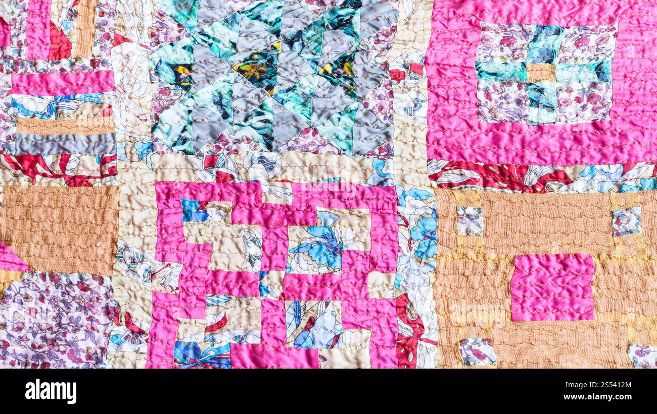 Sfondo tessile - disegno quadrato di patchwork sciarpa cucita da varie strisce di seta e frantumato rosa in tessuto di cotone Foto Stock