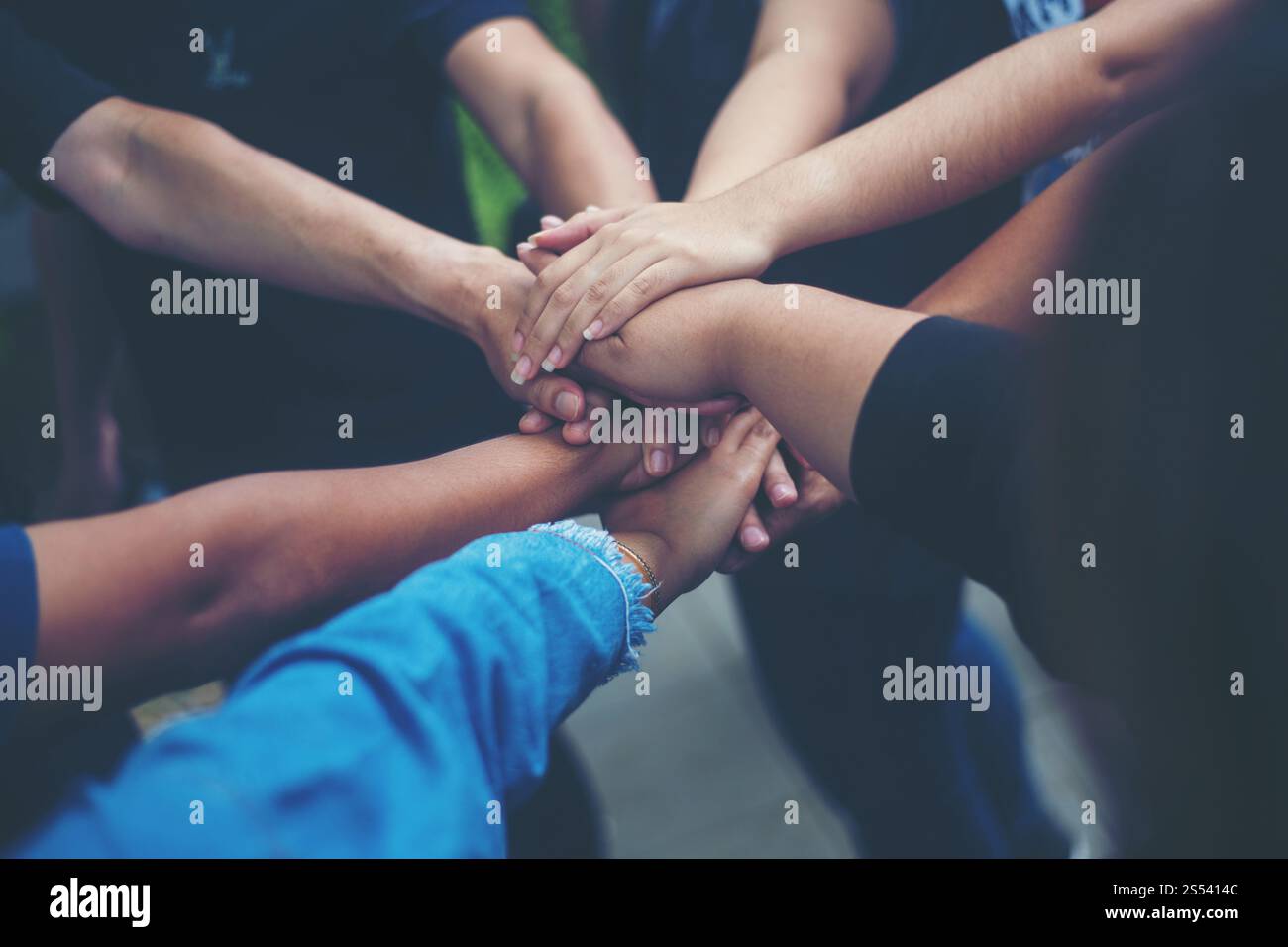 Il lavoro di squadra di persone si unisce. Concetto di successo del lavoro di squadra aziendale Foto Stock