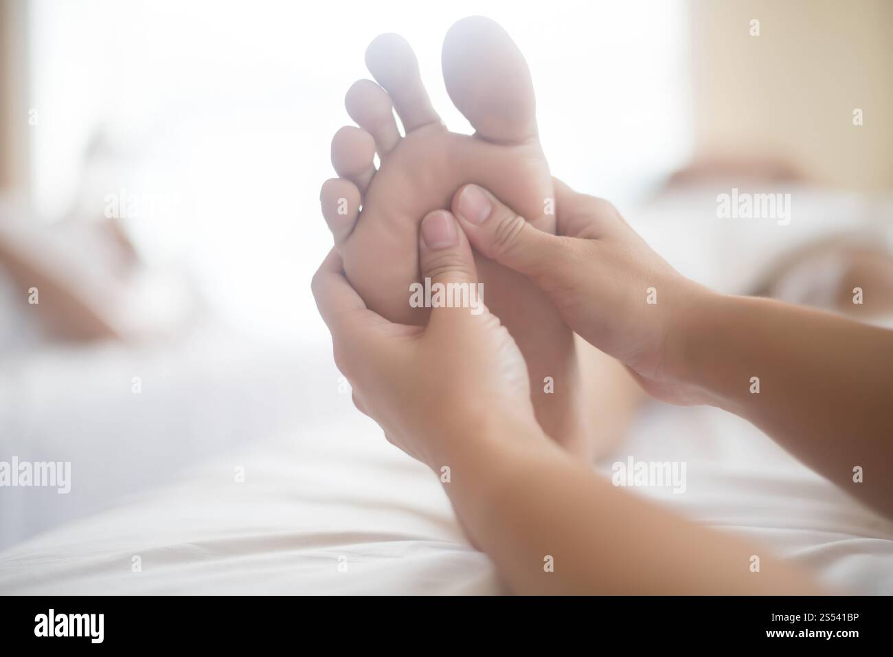 Bella donna con massaggio ai piedi nel salone di bellezza, relax e sano. Foto Stock