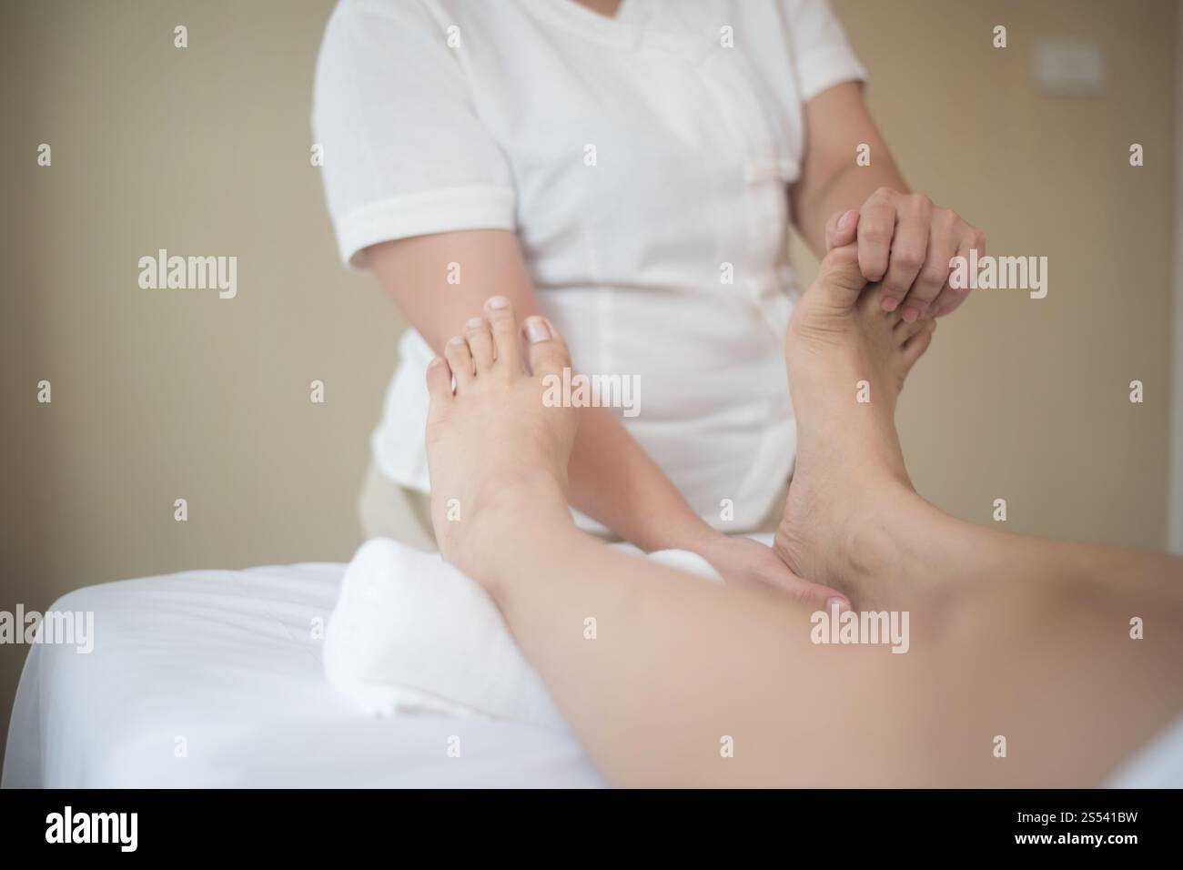 Bella donna con massaggio ai piedi nel salone di bellezza, relax e sano. Foto Stock