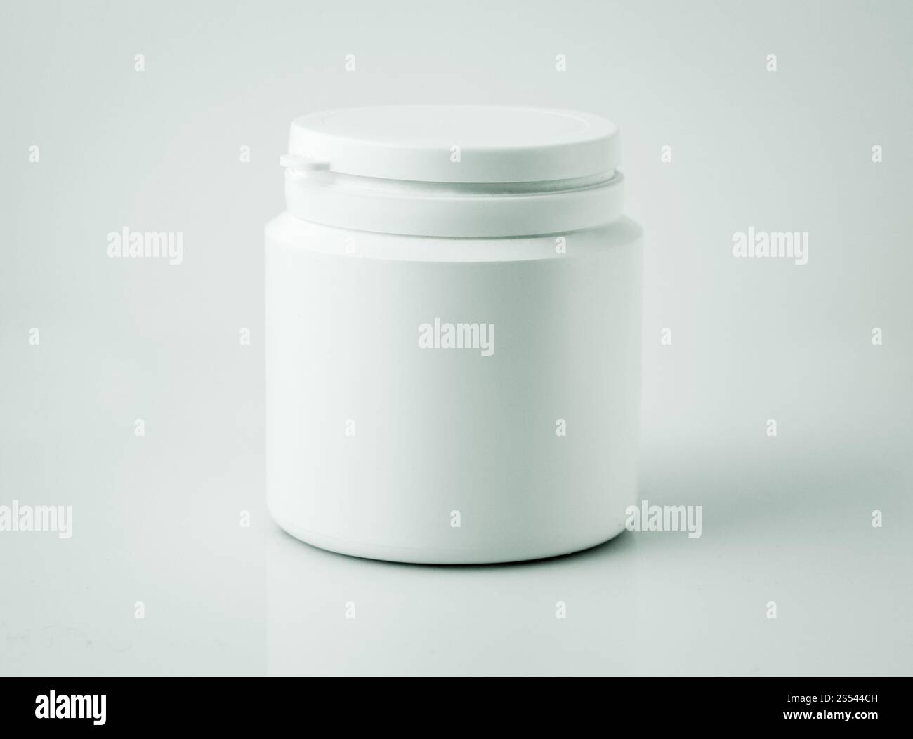 Flacone di pillole di plastica isolato su sfondo grigio. Bottiglia di plastica per pillole di droga Foto Stock