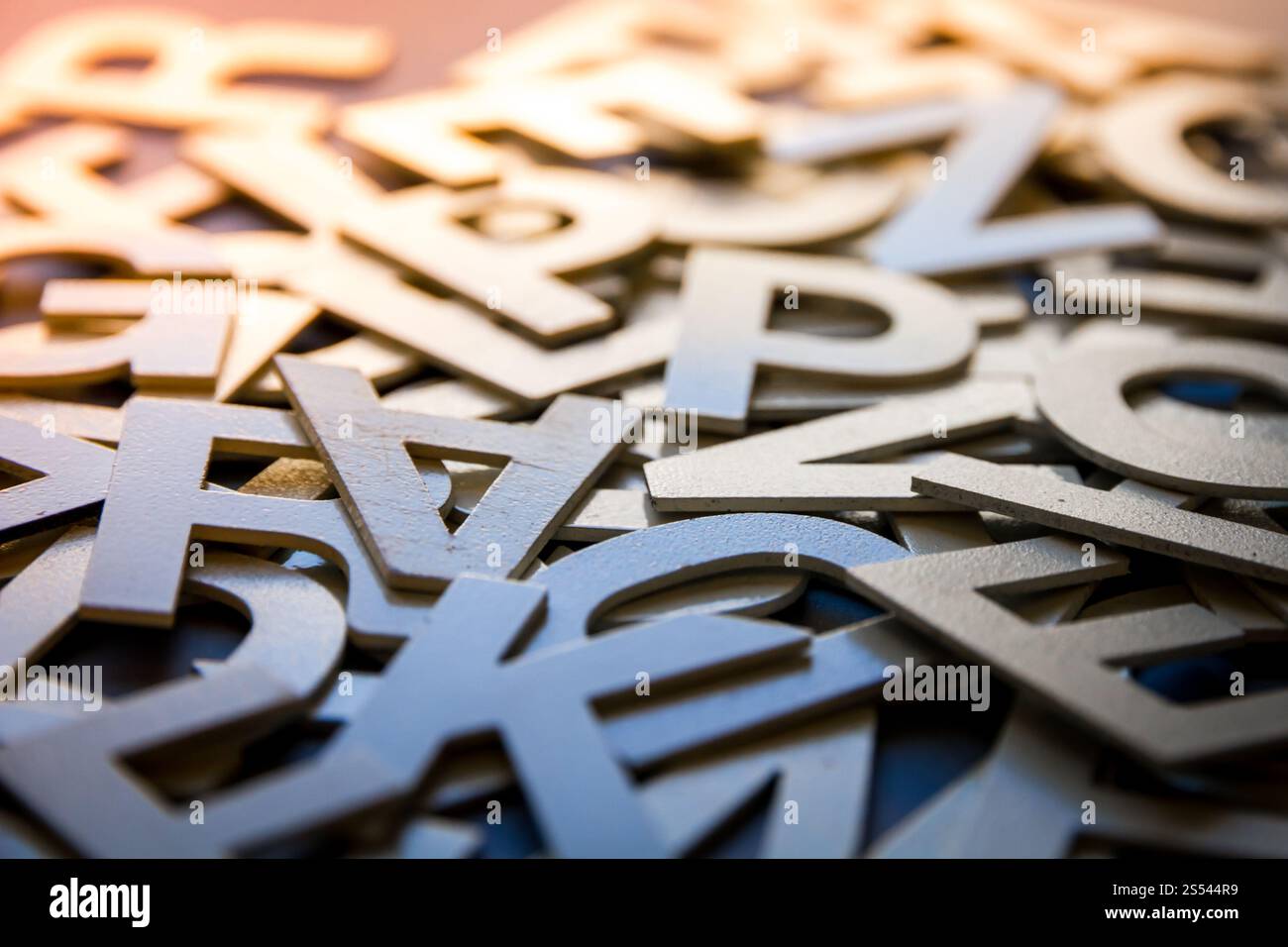 Foto di primo piano con lettere pila pila di lettere piene miste. Concetto di formazione. Foto di primo piano con lettere miste Foto Stock
